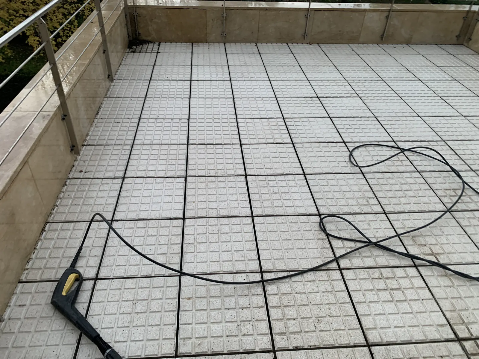 Terraza residencial después de la limpieza con superficies visiblemente renovadas