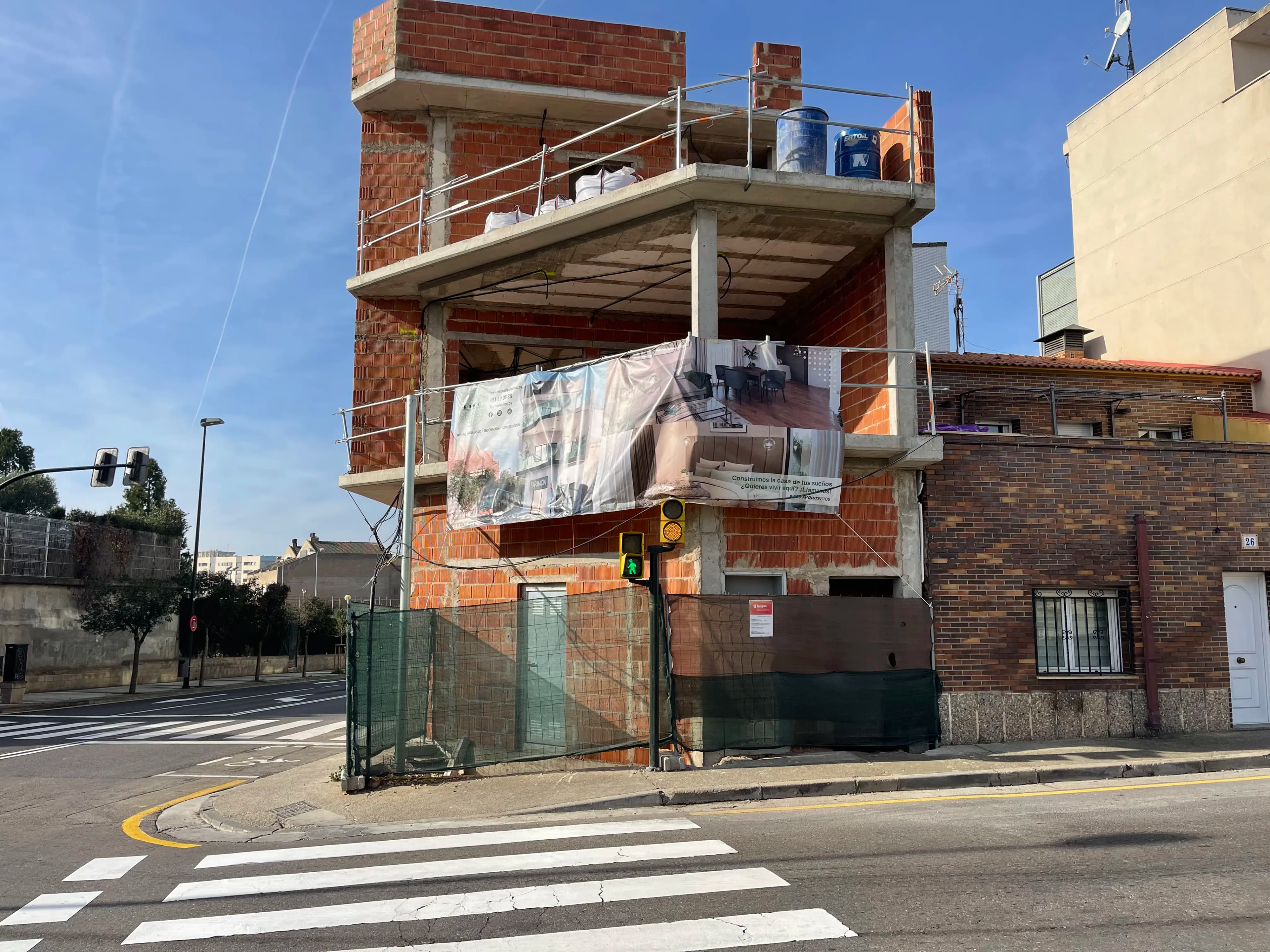 Proyecto residencial en esquina durante fase de ladrillo