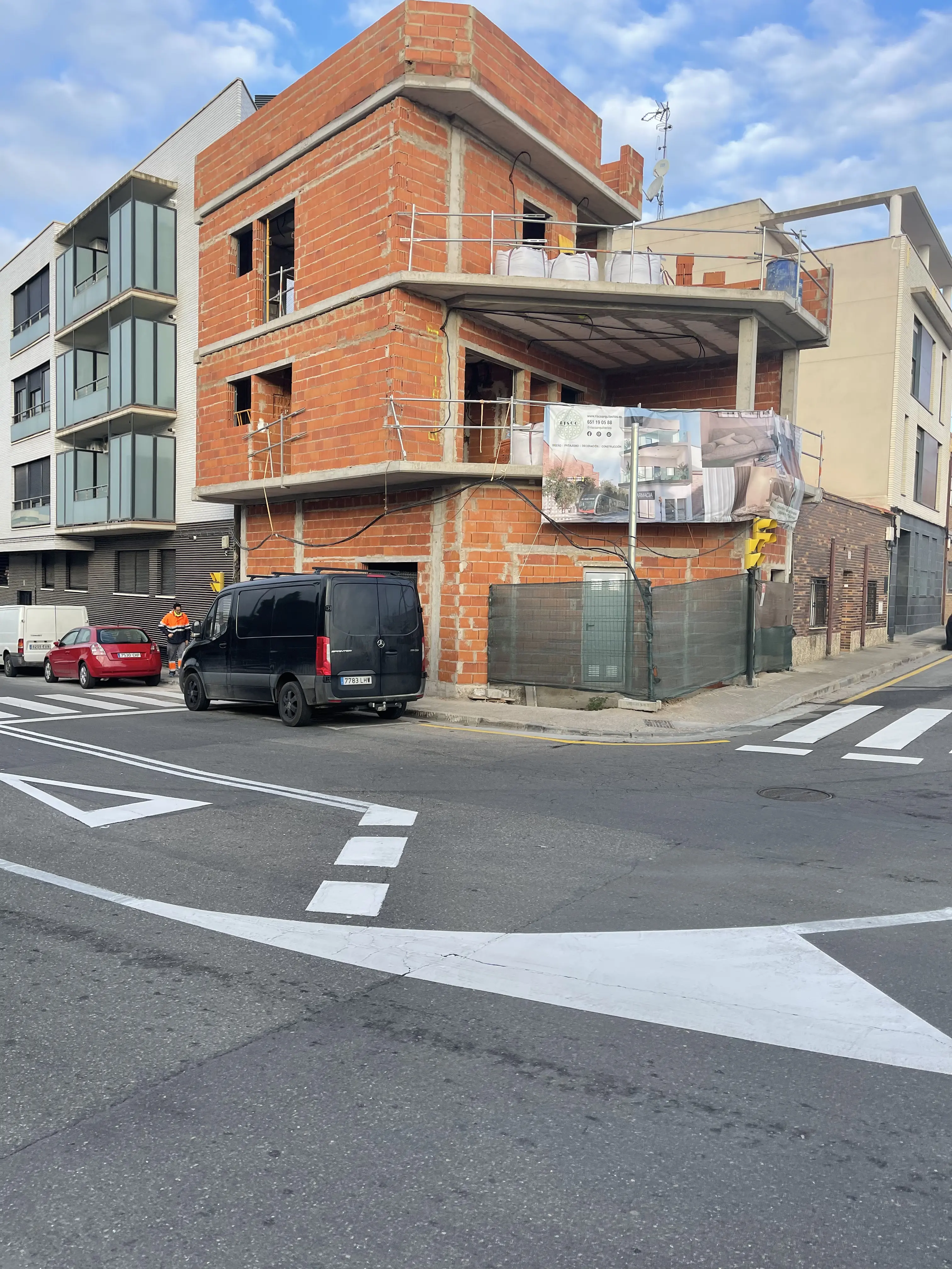 Proyecto residencial en esquina durante avance estructural