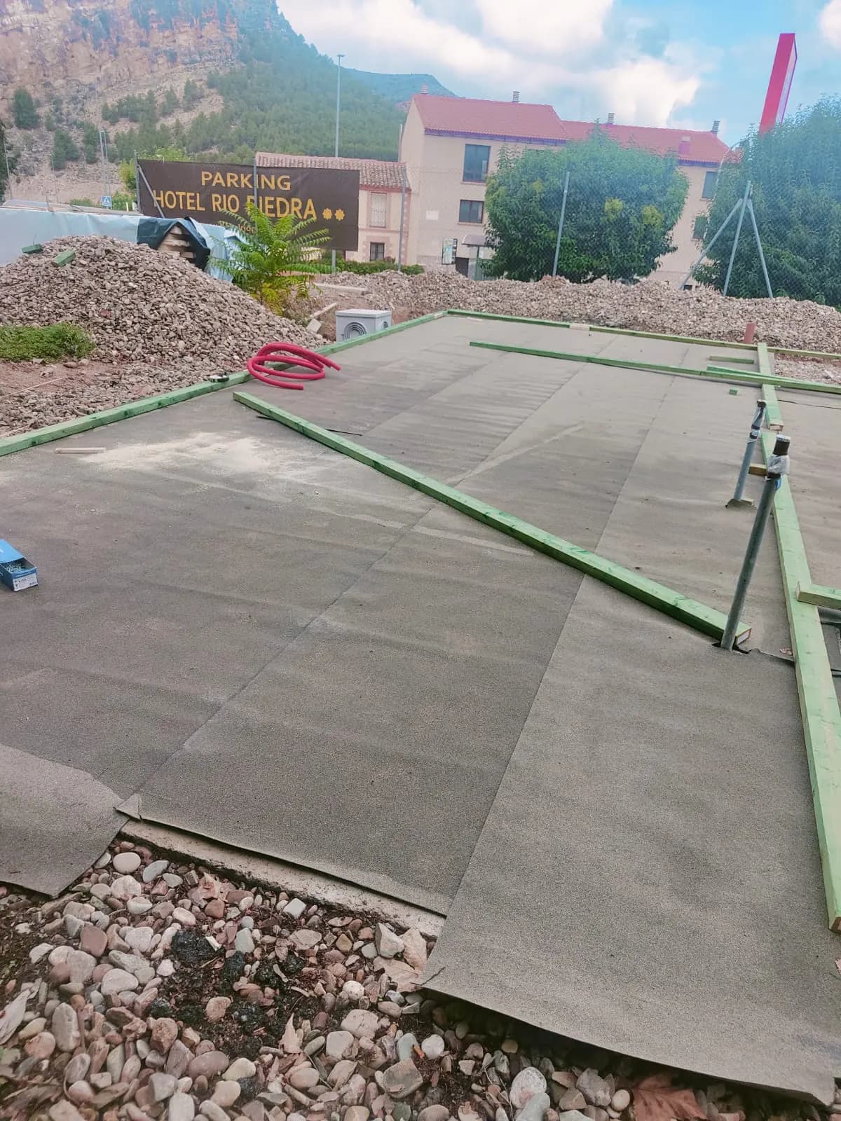 Replanteo de cimentación preparado para la vivienda en madera