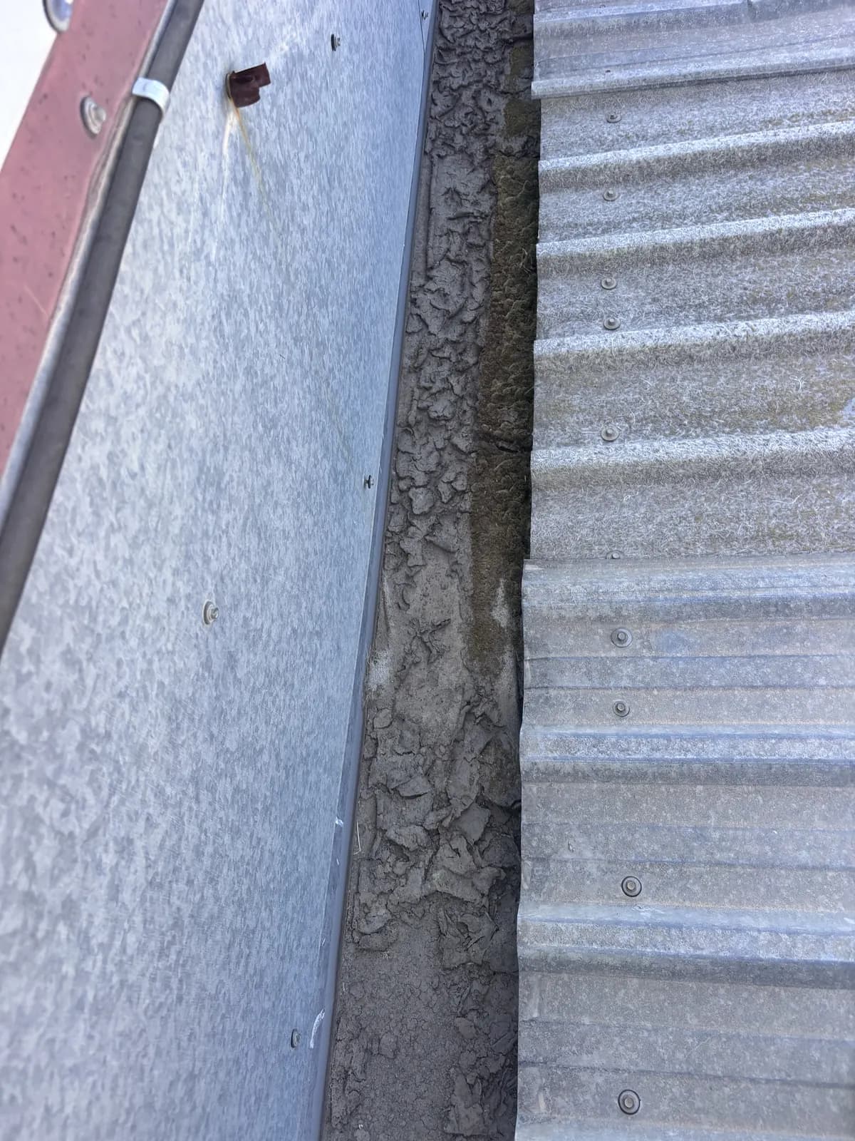 Tramo del canal de drenaje antes de la limpieza