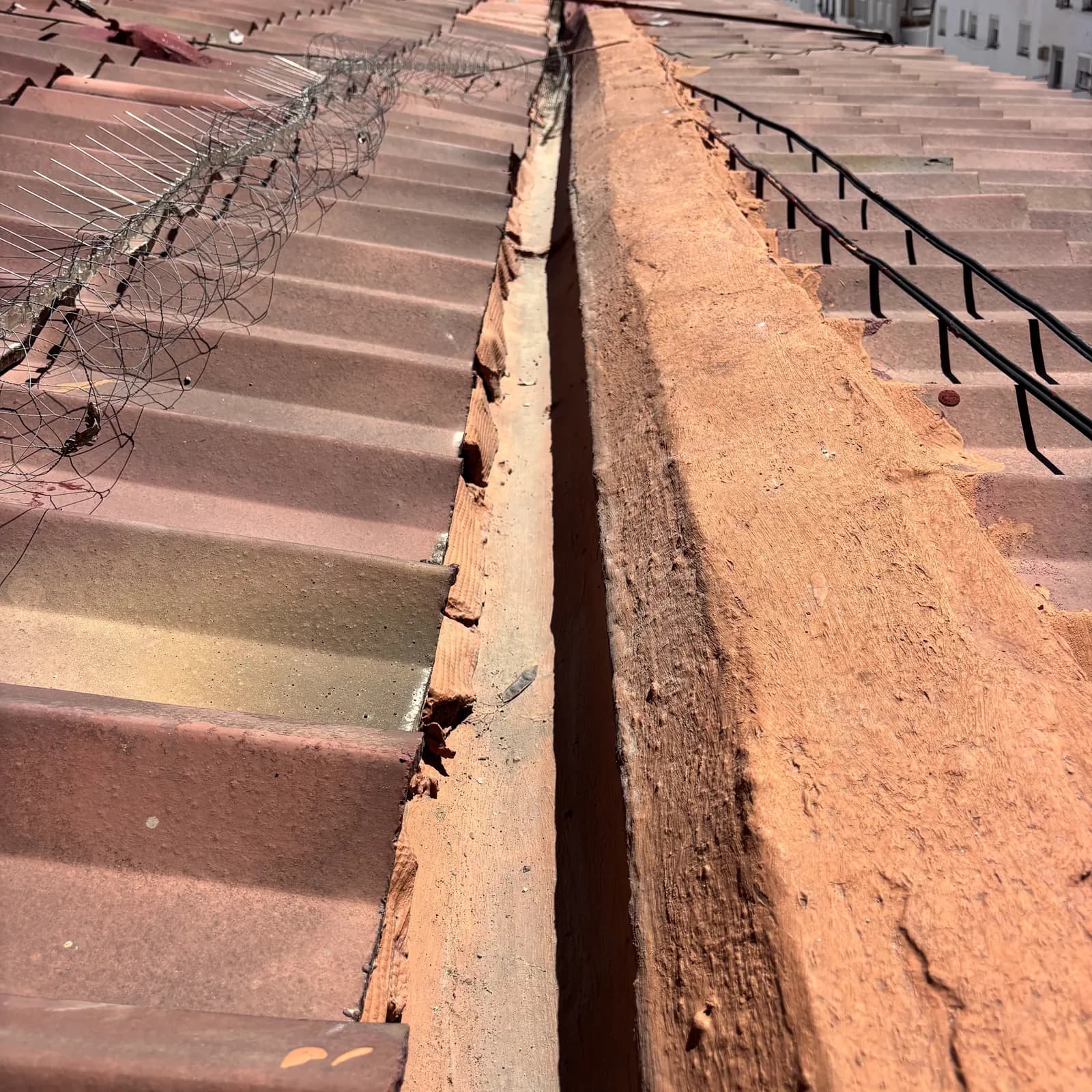 Limpieza y mantenimiento de cubierta en edificio residencial