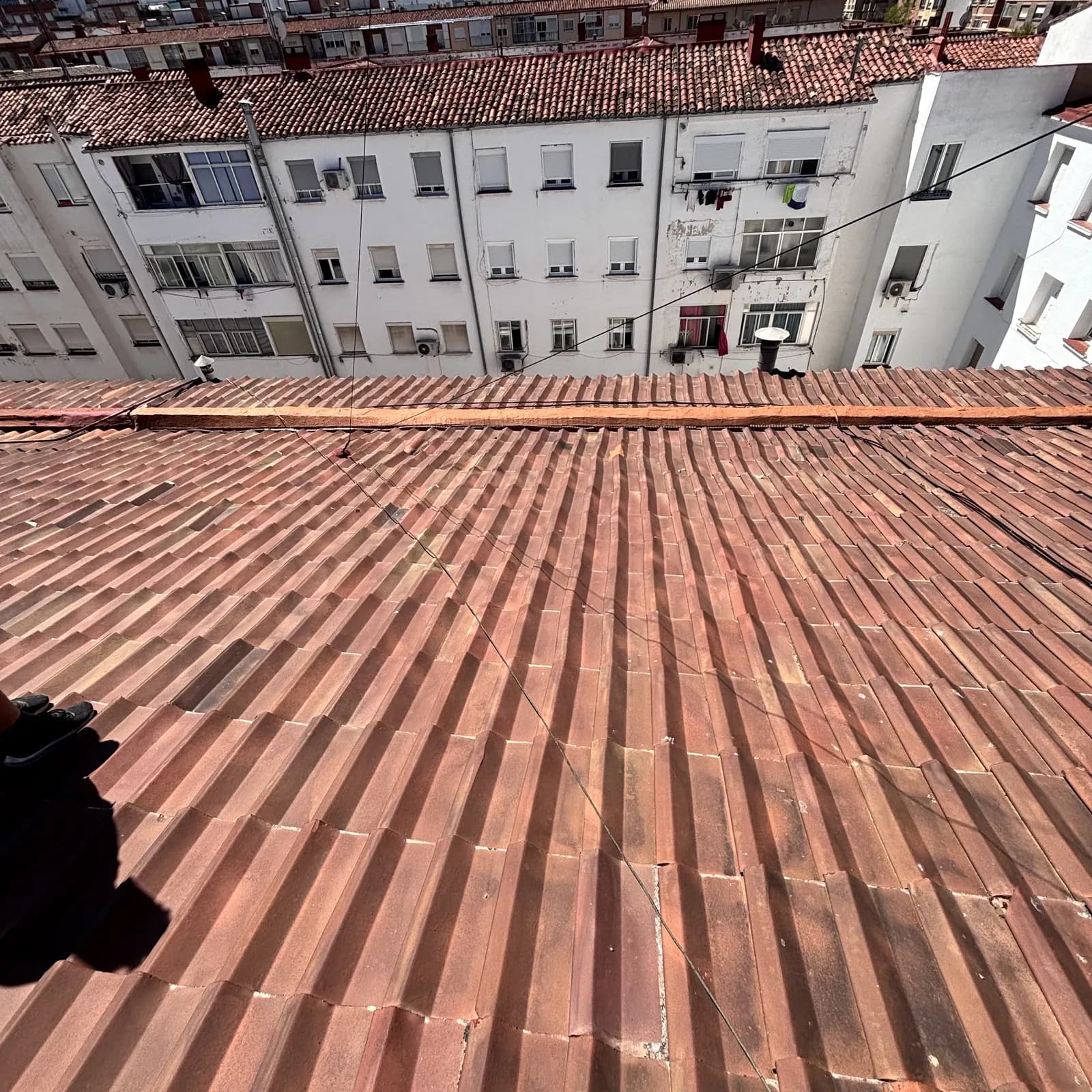 Zona de cubierta residencial documentada antes de la intervención