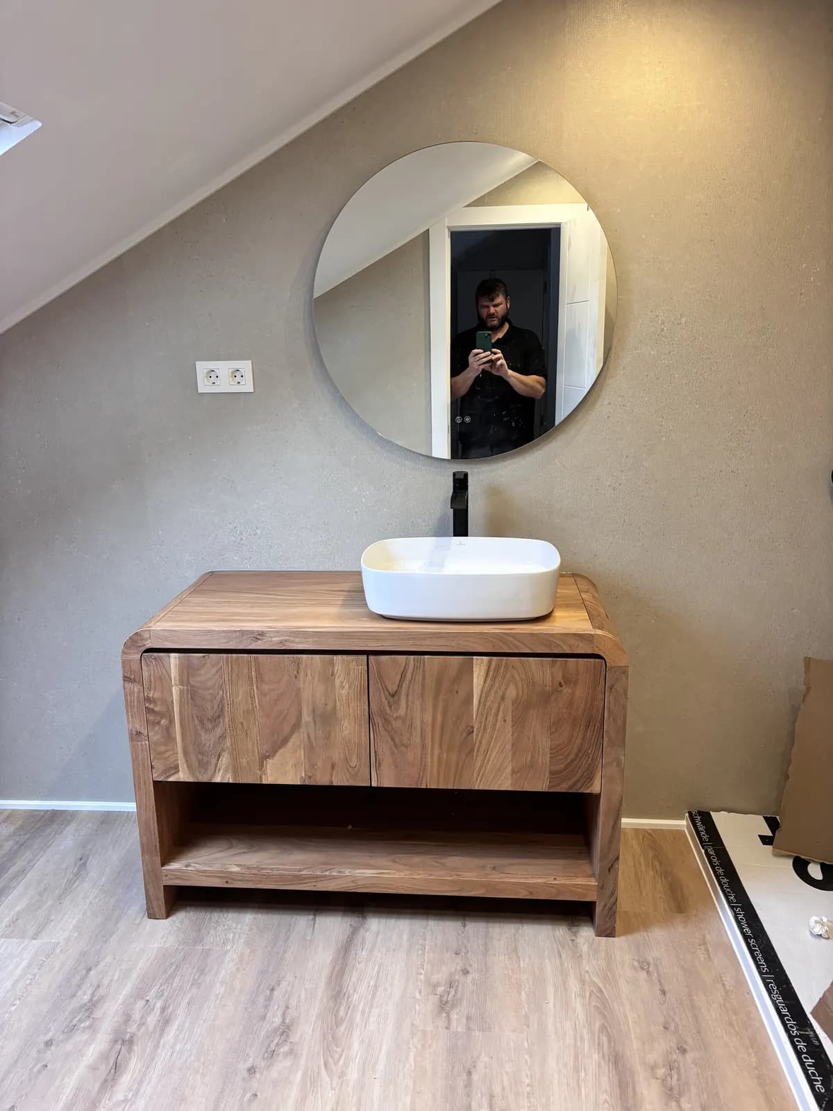 Vista final de la zona renovada de mueble y lavabo