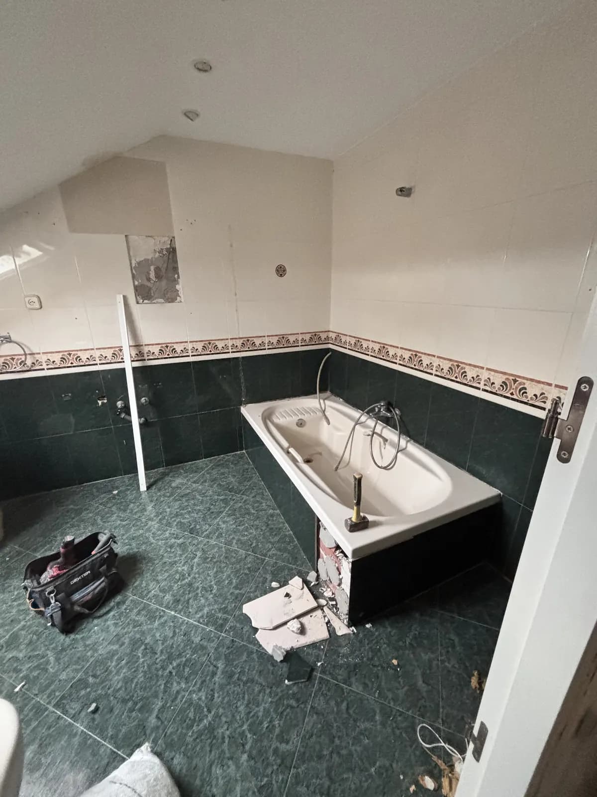 Baño original con bañera antes de la reforma