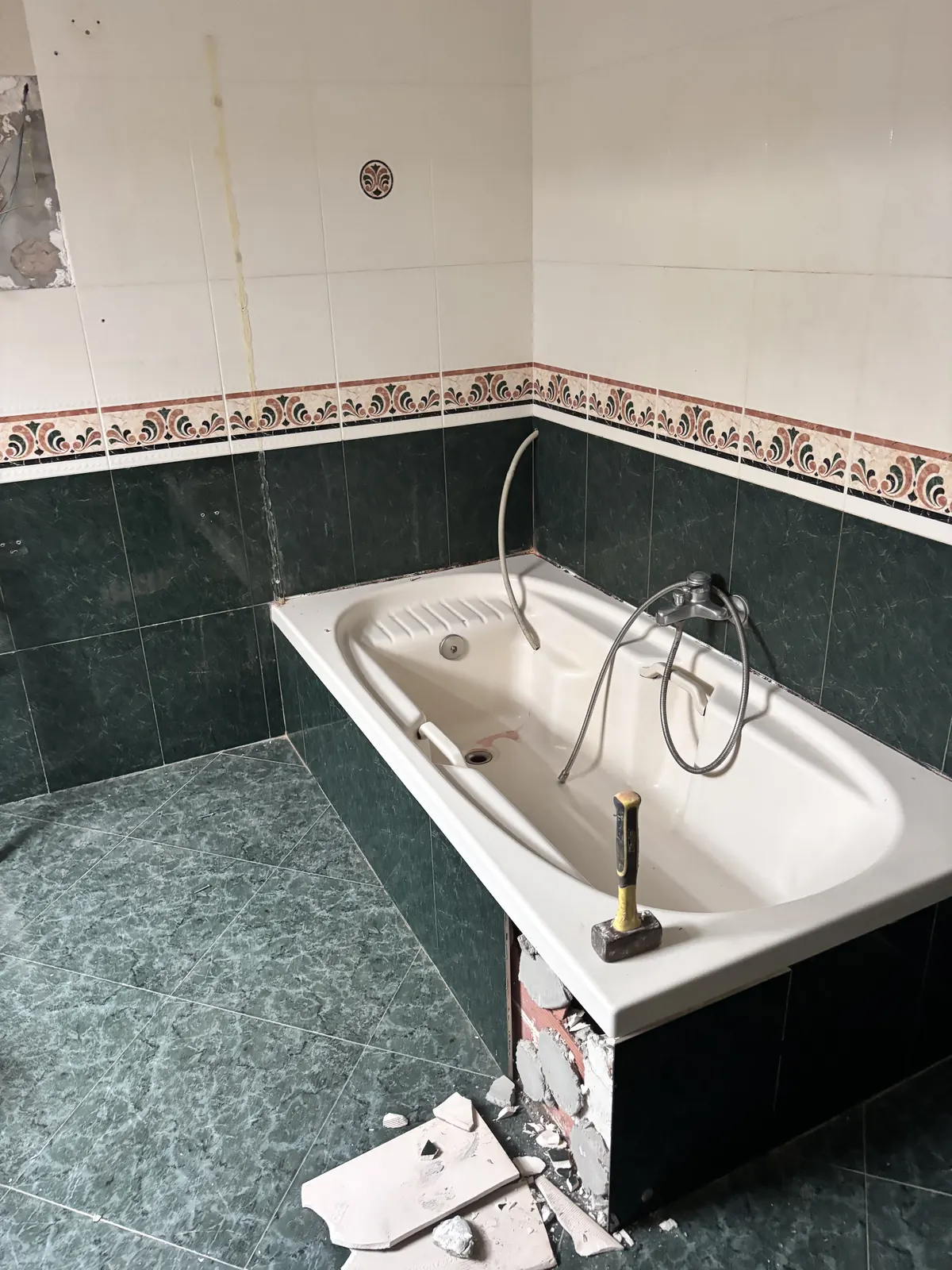Vista adicional del baño antes de la intervención