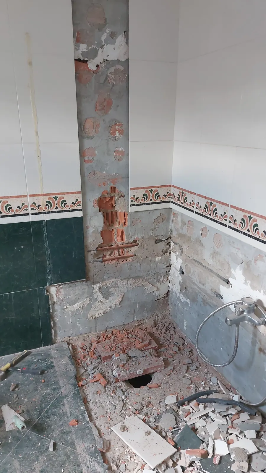 Zona de bañera durante la demolición y retirada