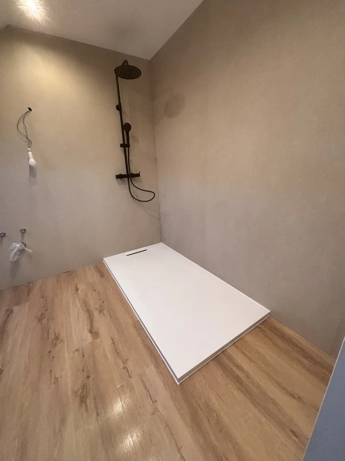Plato de ducha instalado y distribución del baño claramente transformada