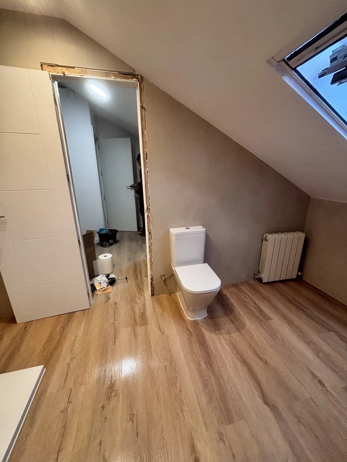 WC instalado con el baño acercándose a su estado final
