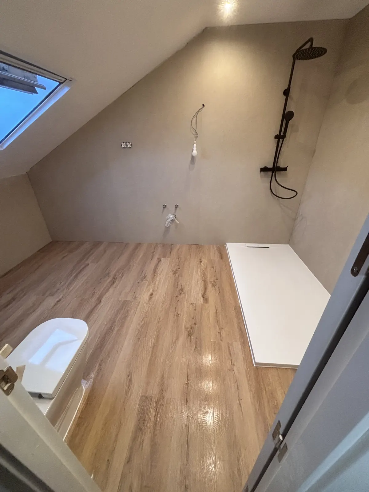 Espacio de baño mostrando una imagen reformada más completa