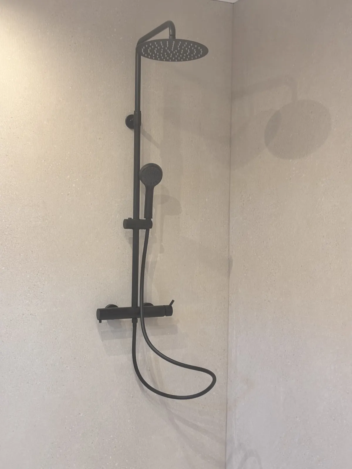 Detalle del conjunto de ducha instalado en el baño reformado