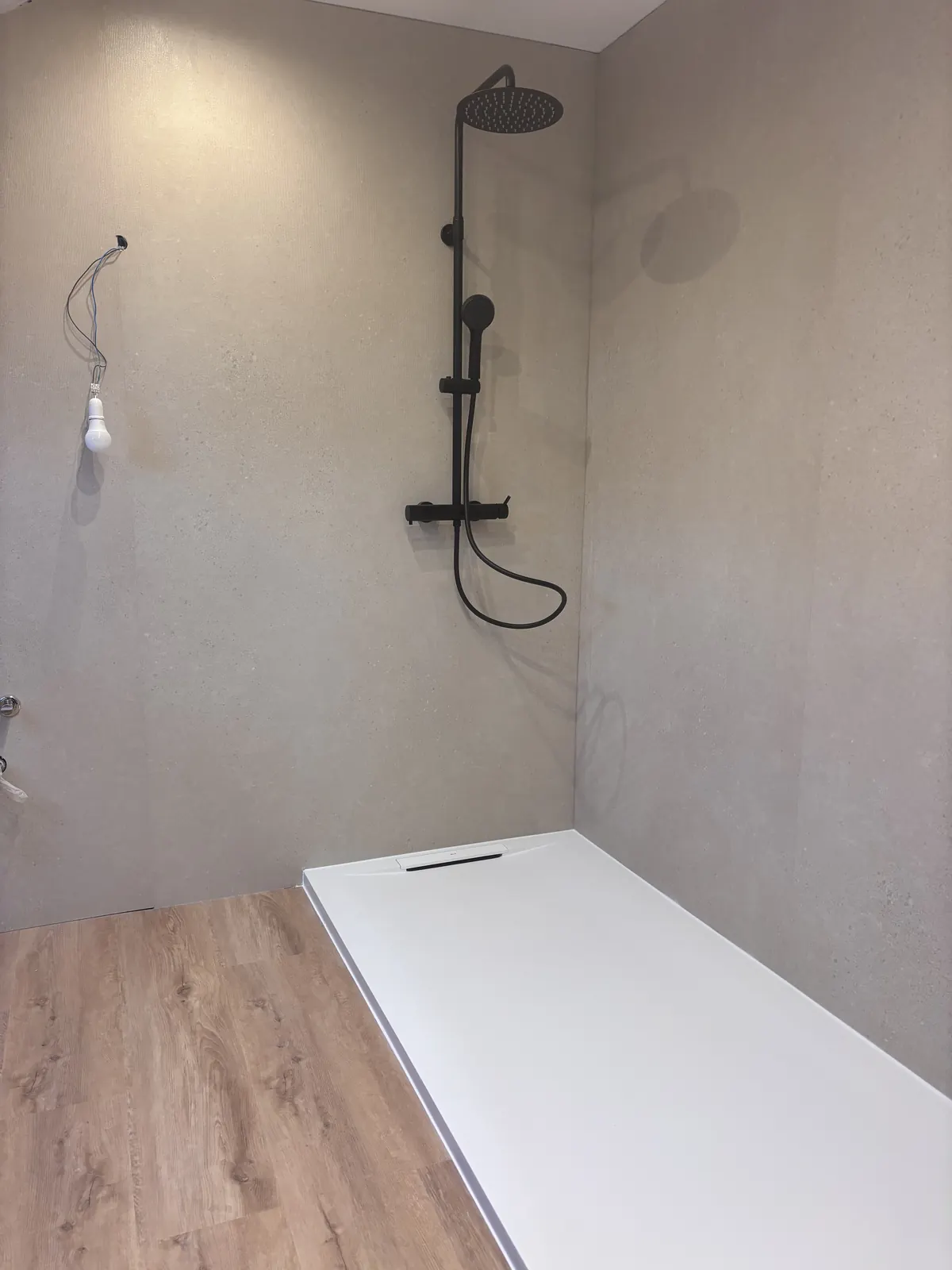 Detalle adicional de la zona de ducha ya instalada
