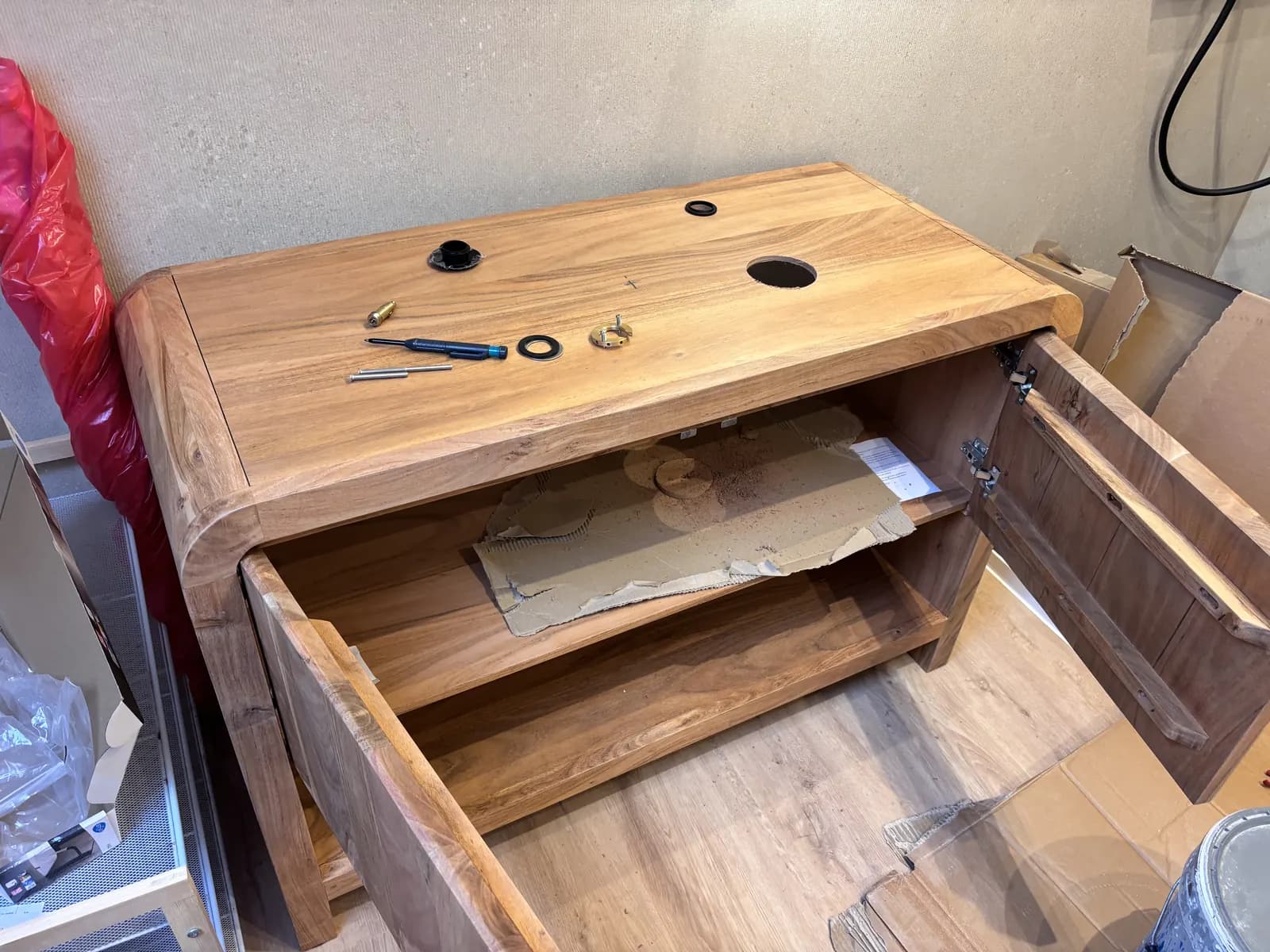 Instalación del mueble de baño en progreso