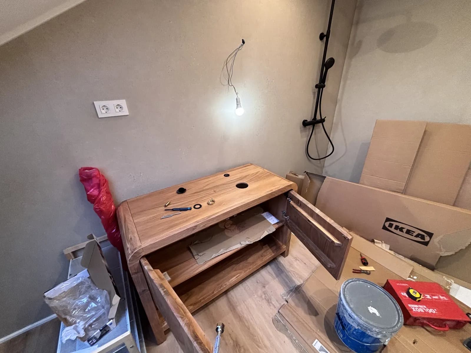 Vista adicional de la fase de instalación del mueble de baño