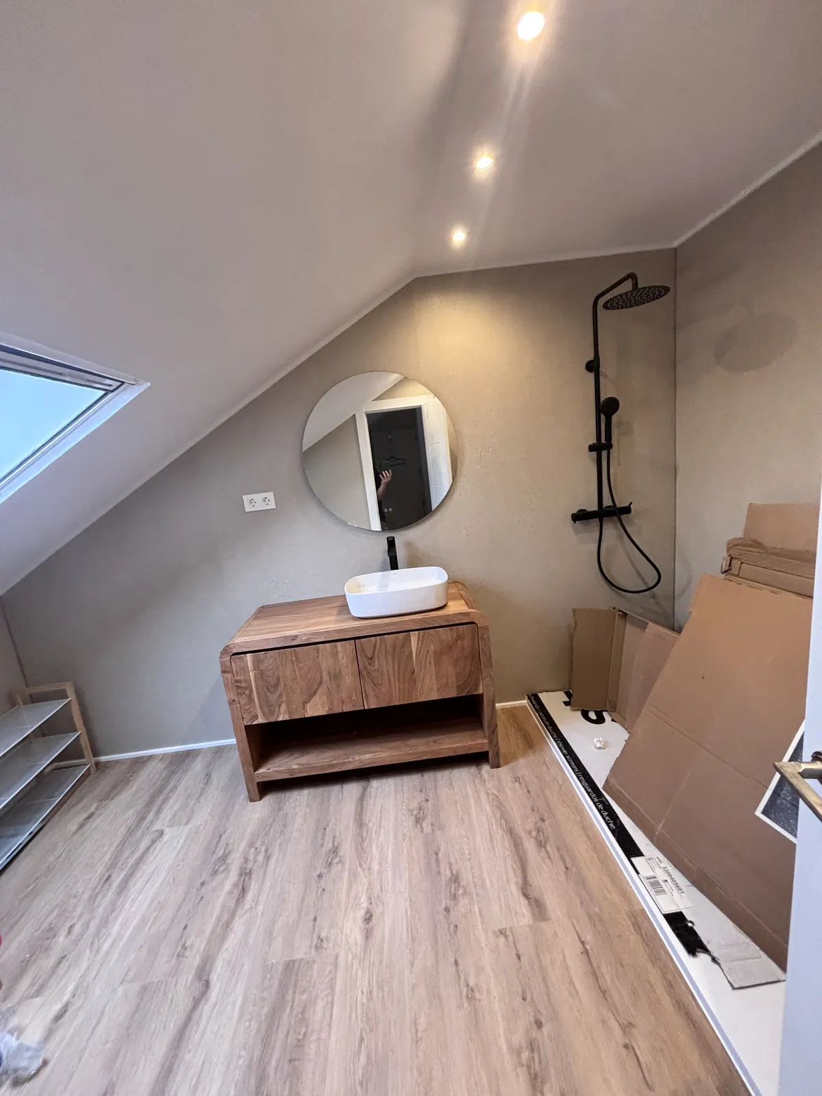 Zona del mueble de baño siendo montada como parte de la reforma