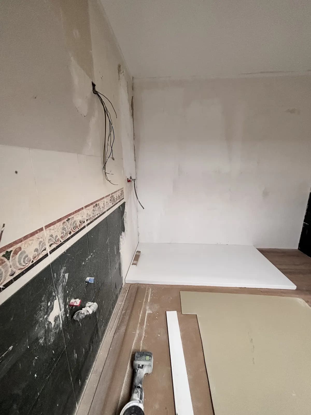 Continuación de los trabajos de preparación en la zona de ducha