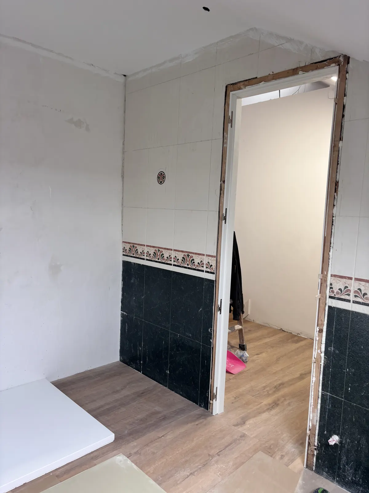 Nueva base de ducha y superficies contiguas tomando forma