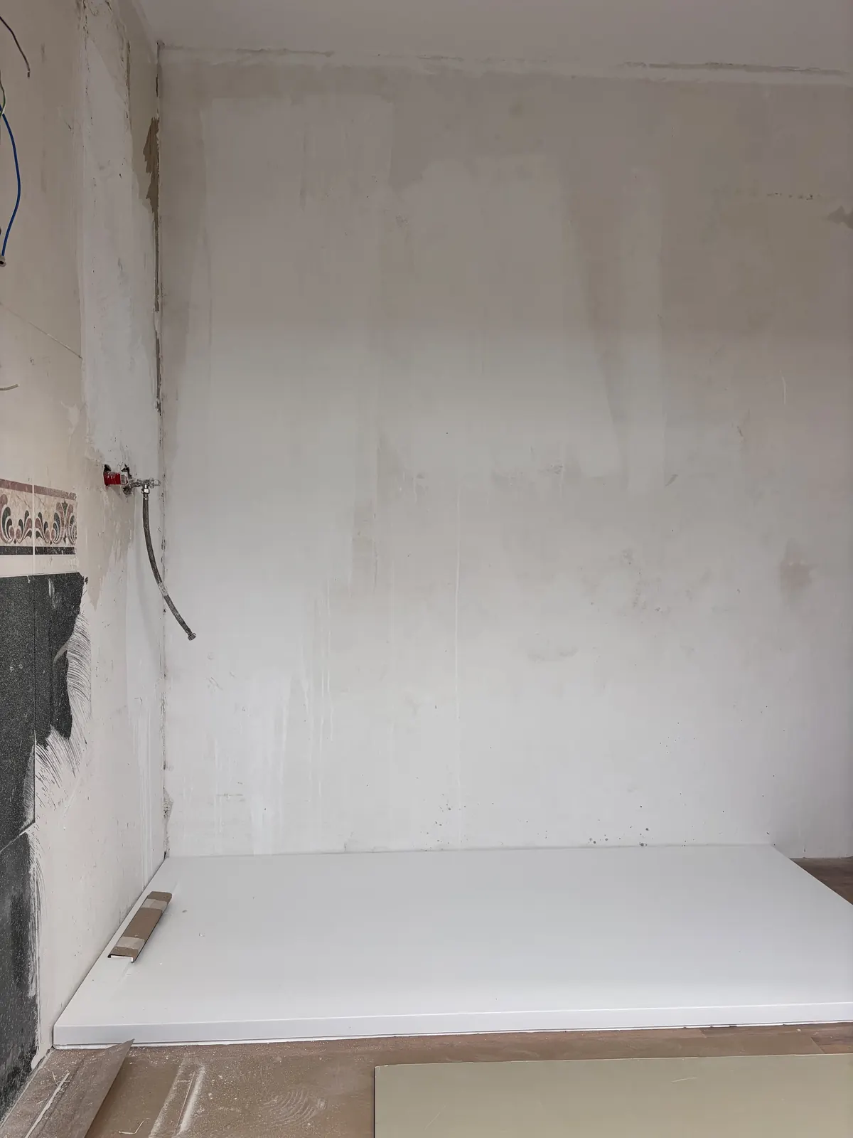 Preparación de la zona de ducha acercándose a una fase intermedia más limpia