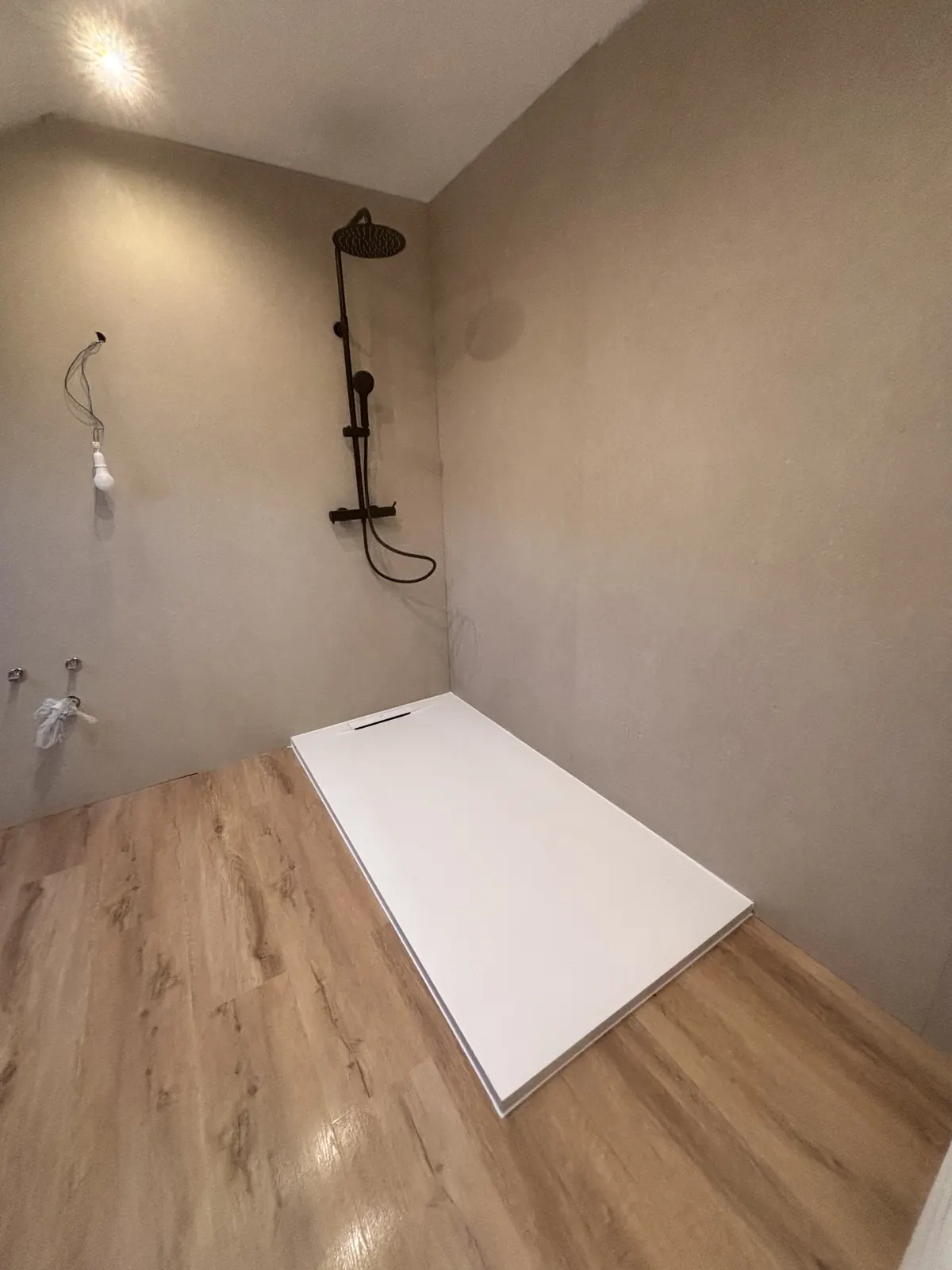 Baño en un estado casi final con imagen general renovada