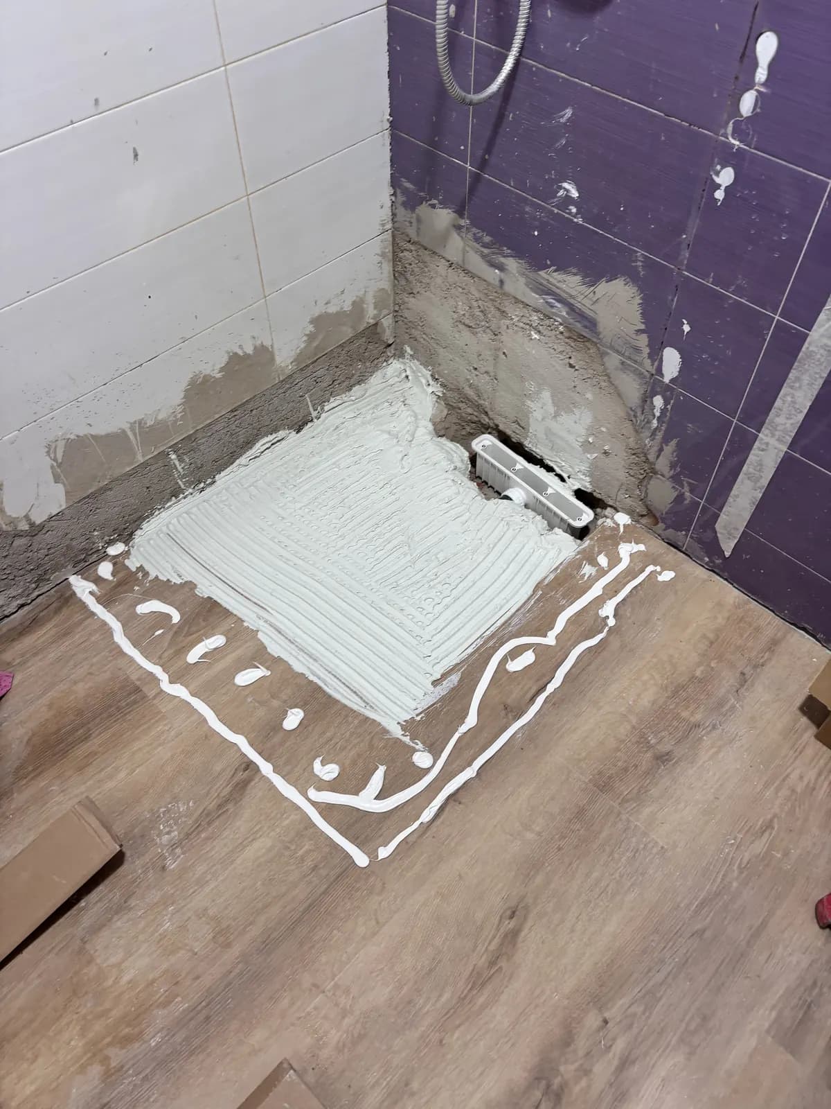 Baño original con bañera durante la primera fase de retirada