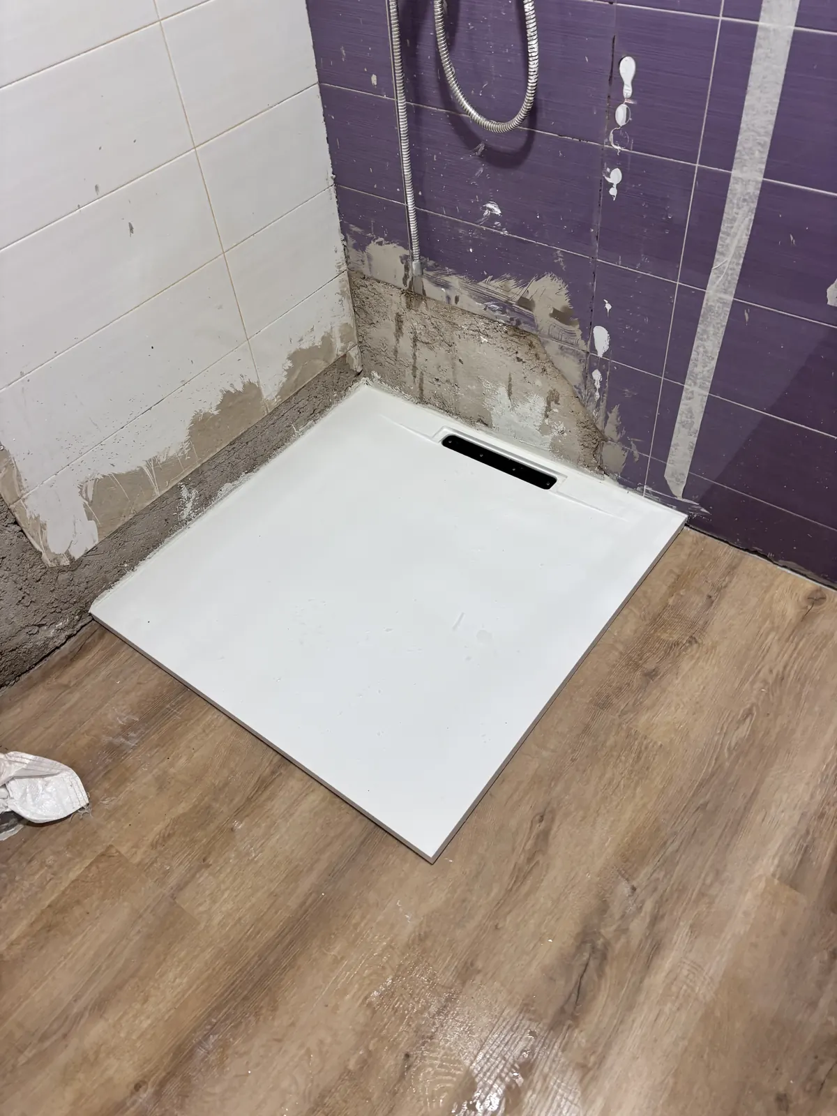 Zona de bañera retirada y espacio preparado para la nueva distribución de ducha