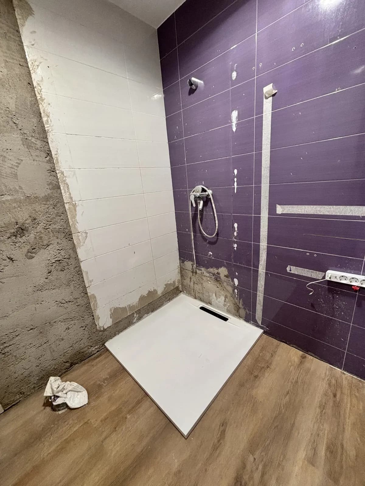 Instalación del plato de ducha avanzando en la nueva zona de ducha