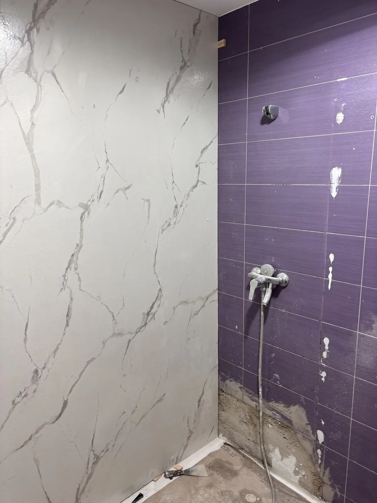 Zona de ducha preparada con nueva base y superficies alrededor