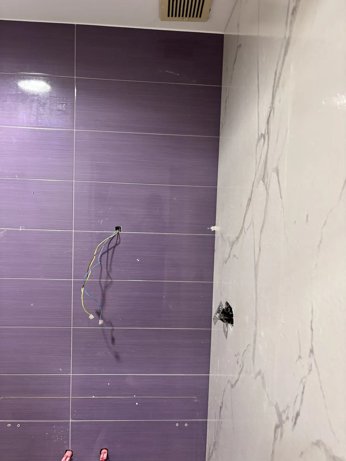 Nuevo acabado de pared efecto mármol instalado en el baño