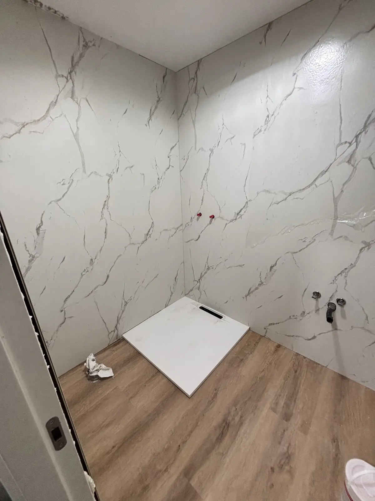 Superficies del baño y zona de ducha avanzando hacia la fase final de instalación