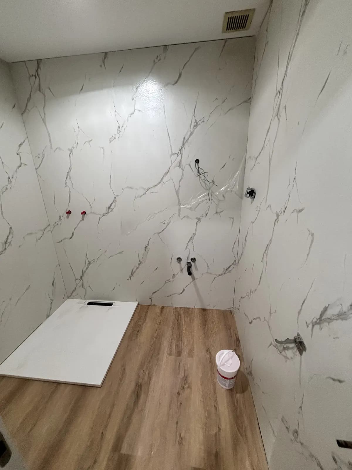 Zona de ducha preparada antes de instalar la mampara y los elementos finales