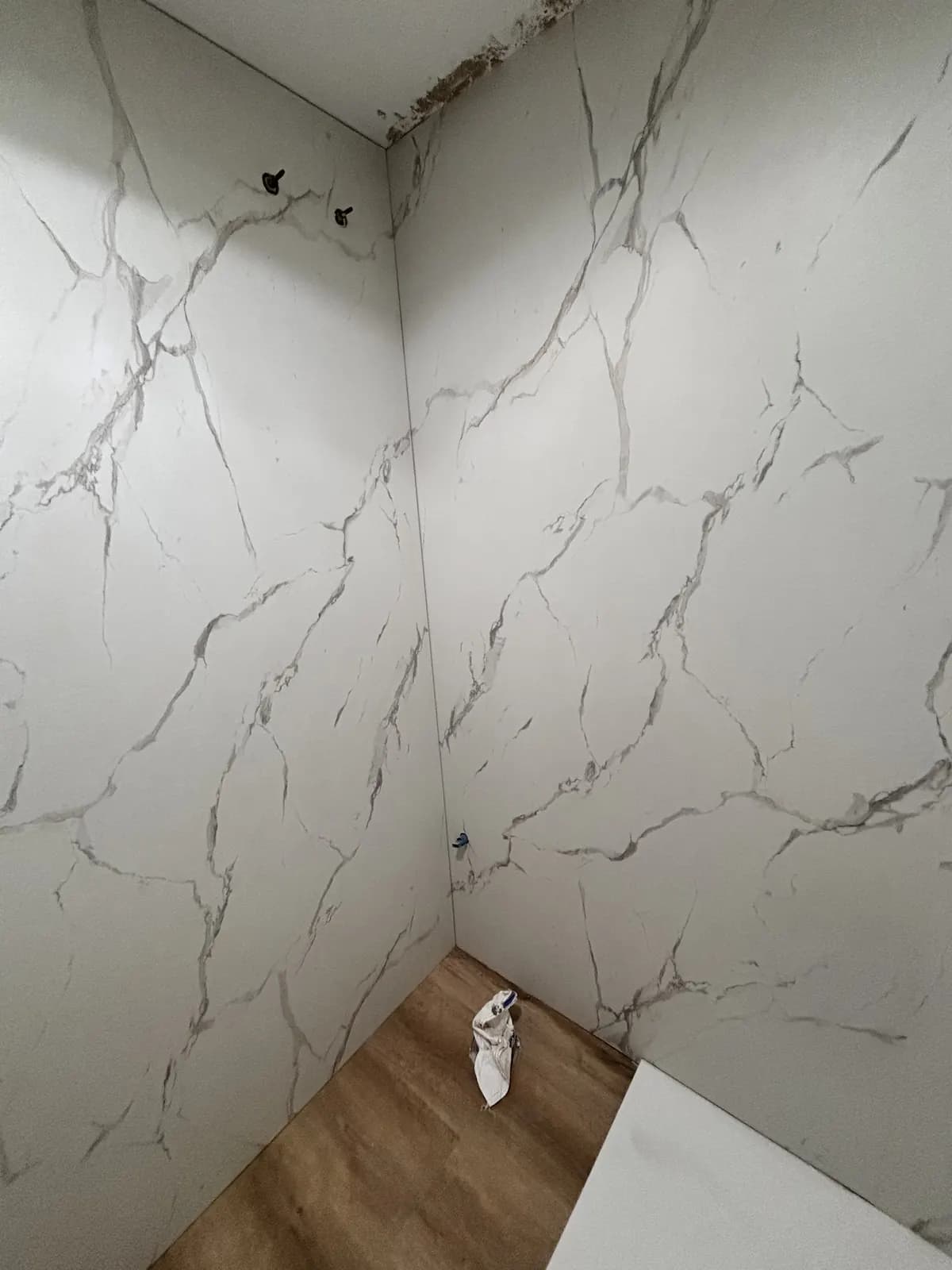 Acabado renovado del baño documentado antes de los elementos finales