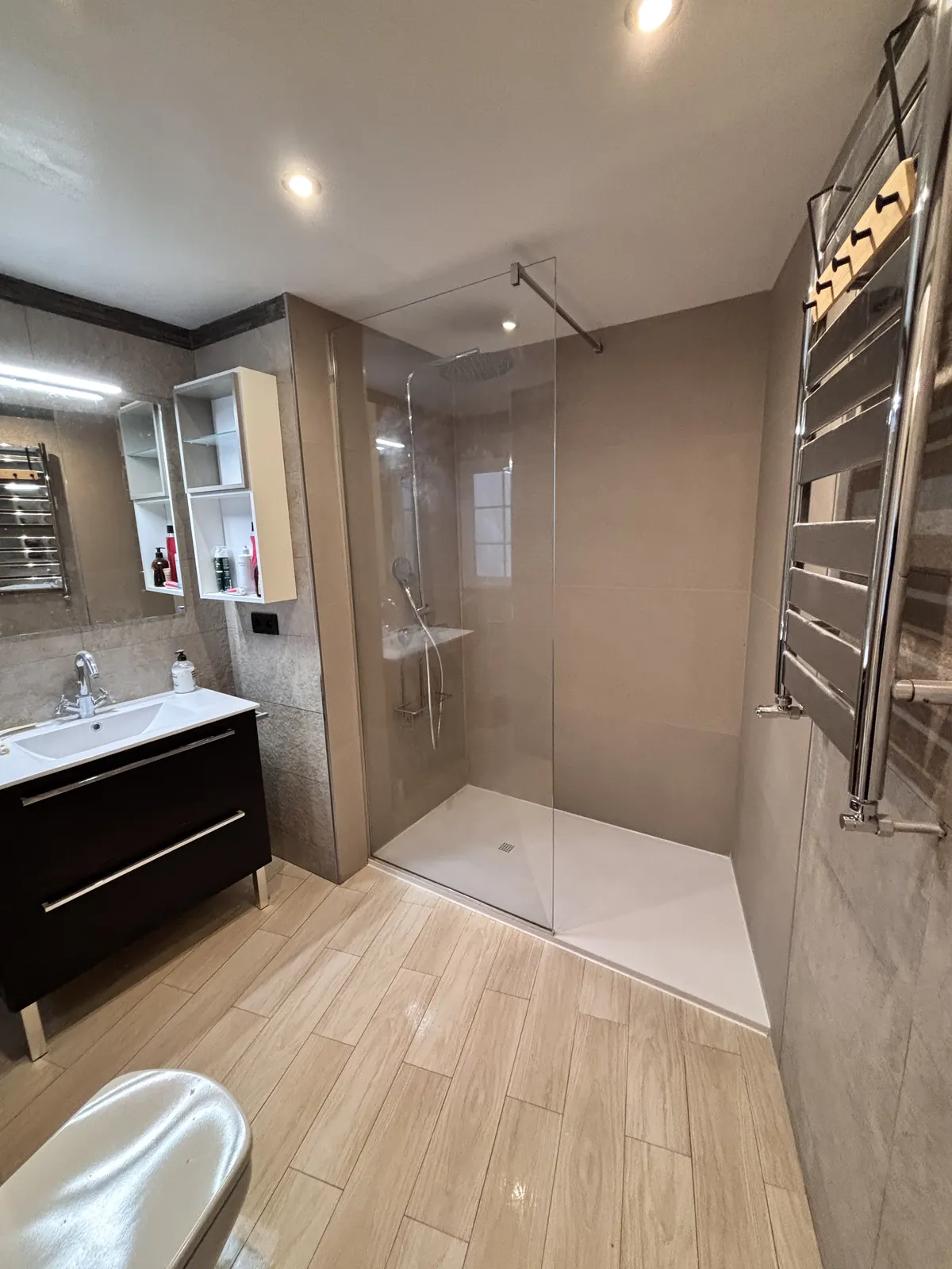 Reforma terminada del baño mostrando la nueva zona de ducha