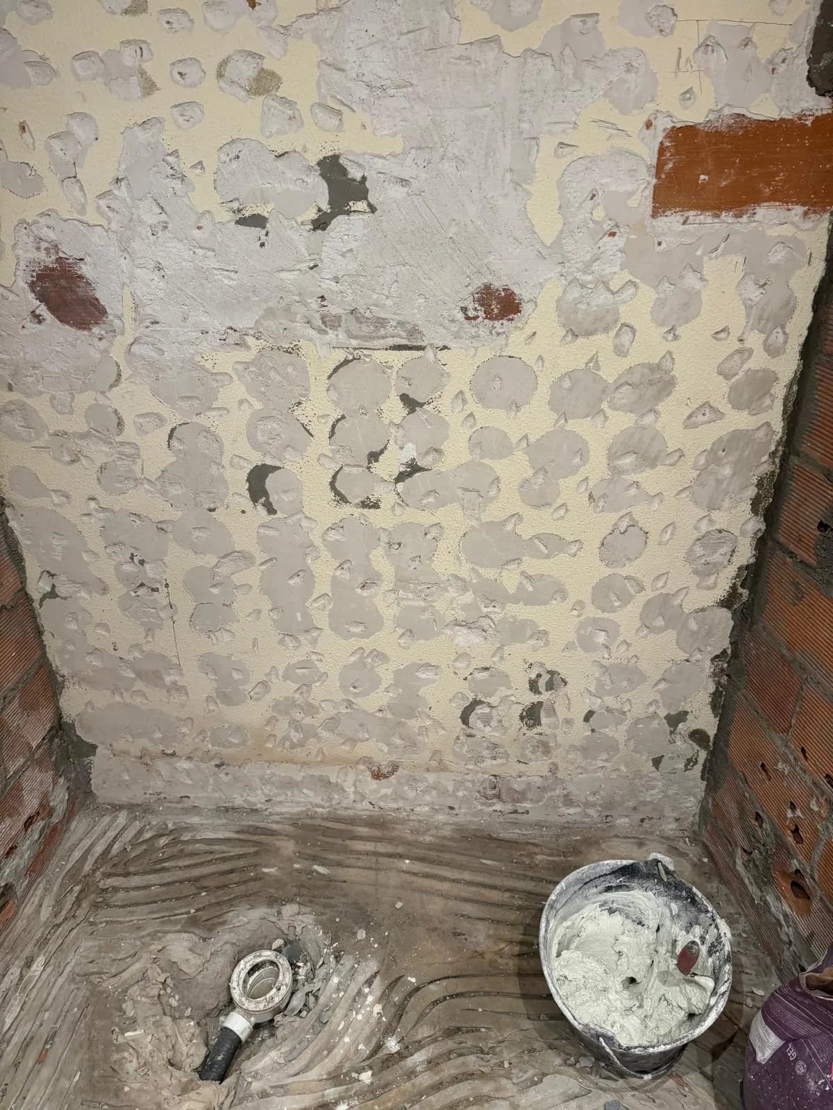 Espacio original de la ducha abierto durante la primera fase de demolición