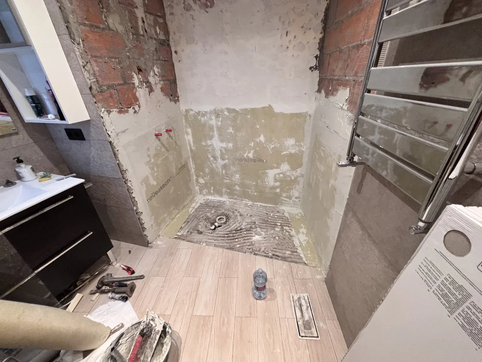 Zona de ducha desmontada y preparada para la nueva instalación