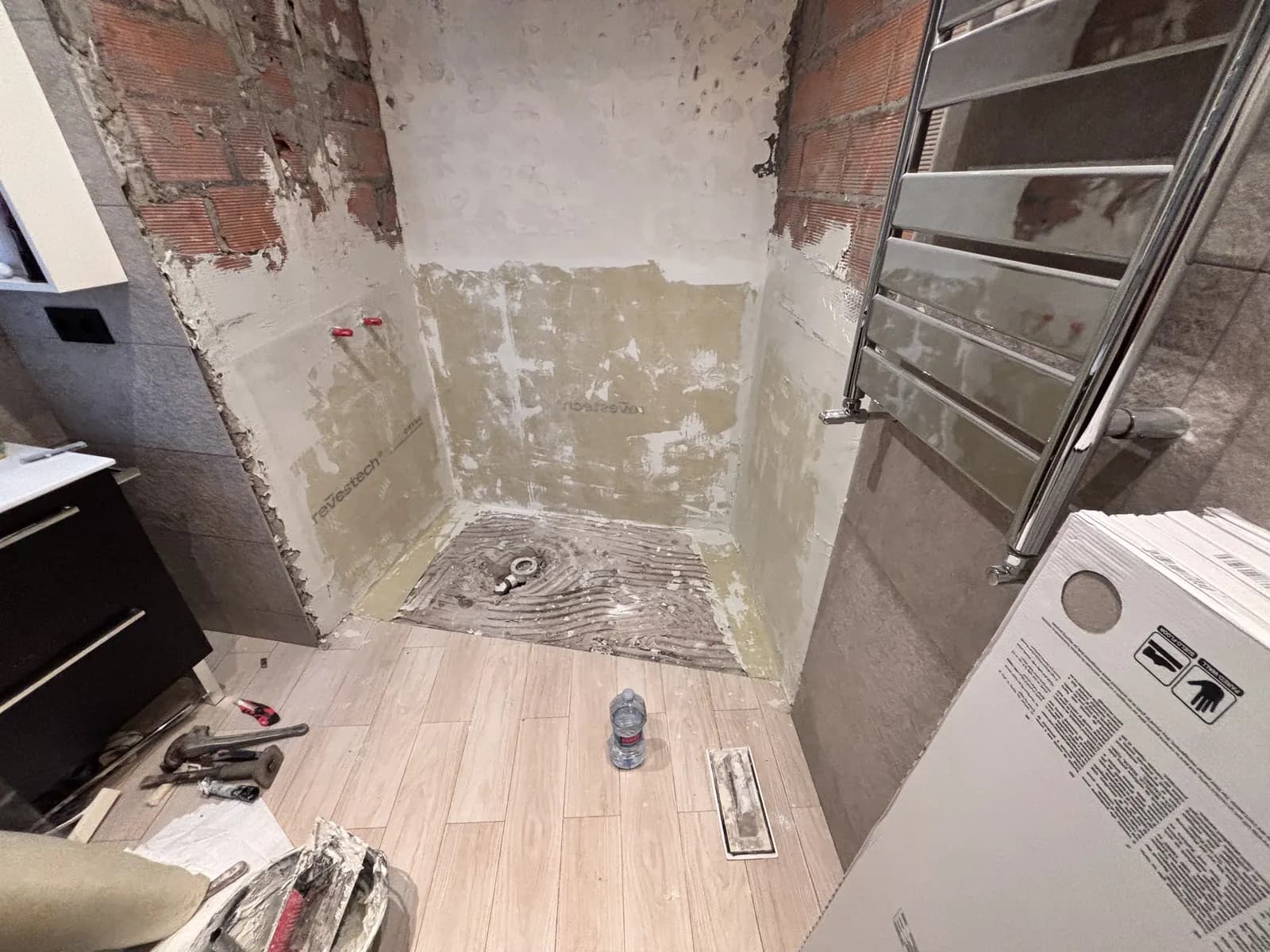 Trabajos de preparación continuando en el interior de la zona de ducha