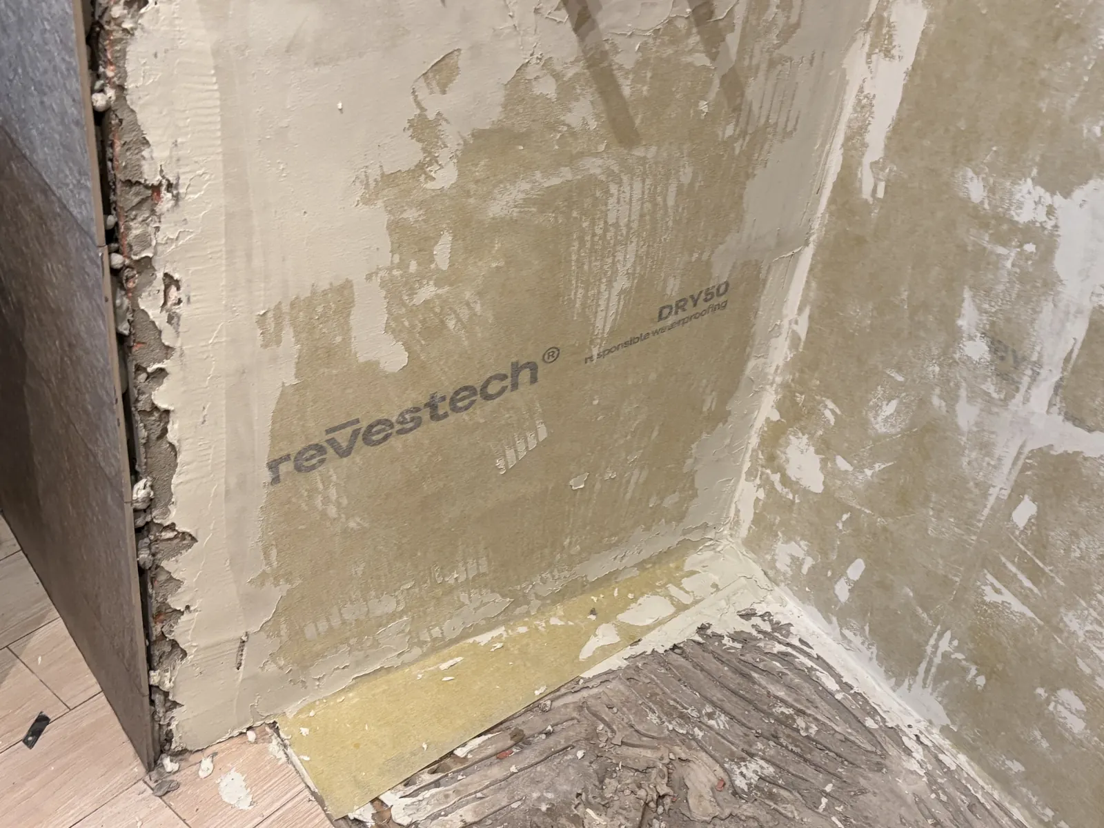 Espacio del baño preparado para la siguiente fase de instalación