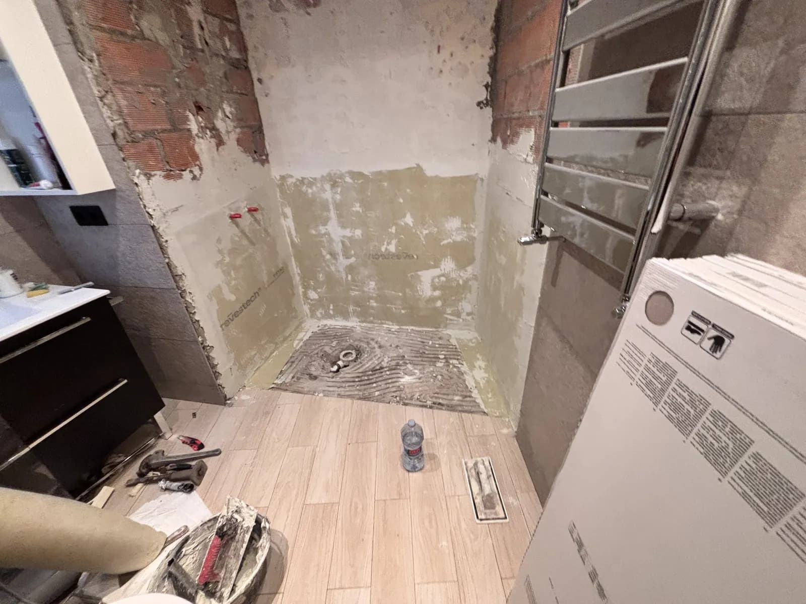 Nuevas superficies de pared e instalación del plato de ducha en marcha