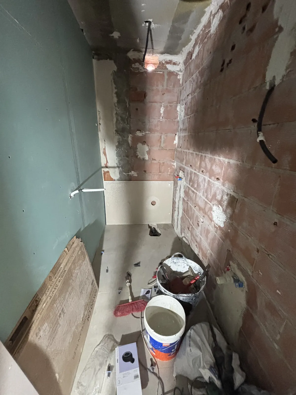 Estado inicial de la zona de baño en planta baja antes de la reforma