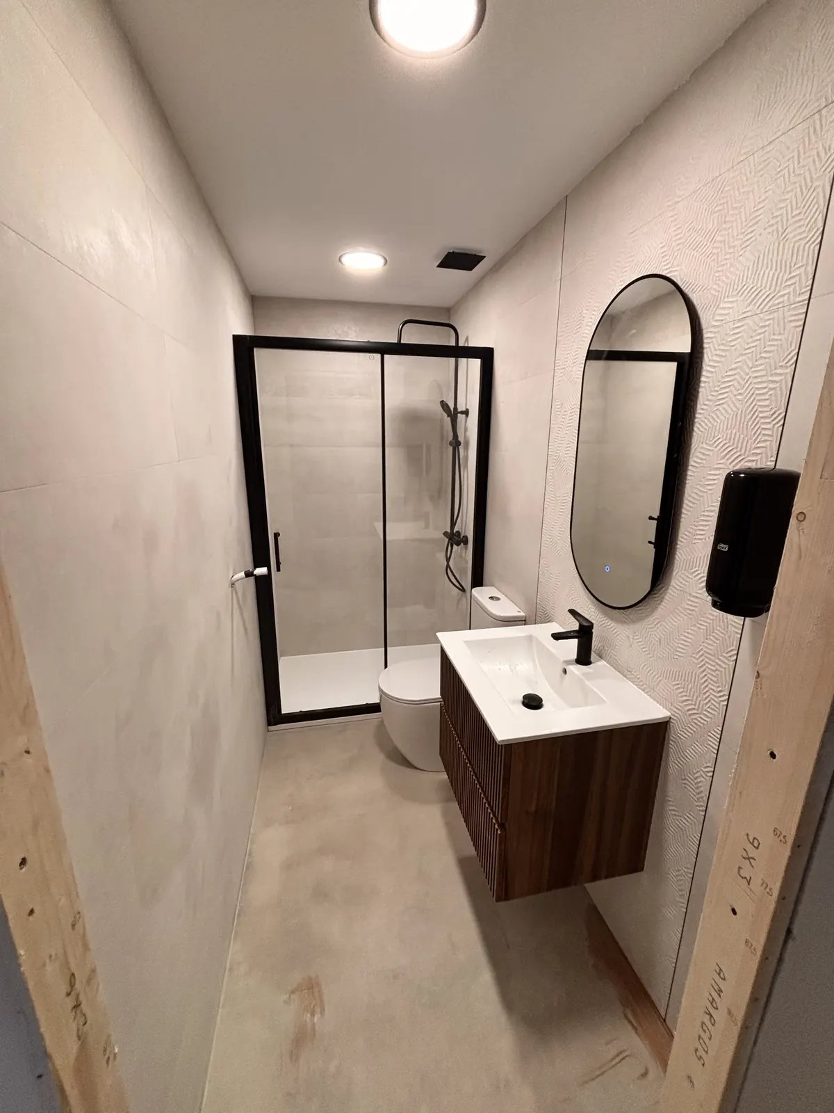Vista final del baño terminado en planta baja
