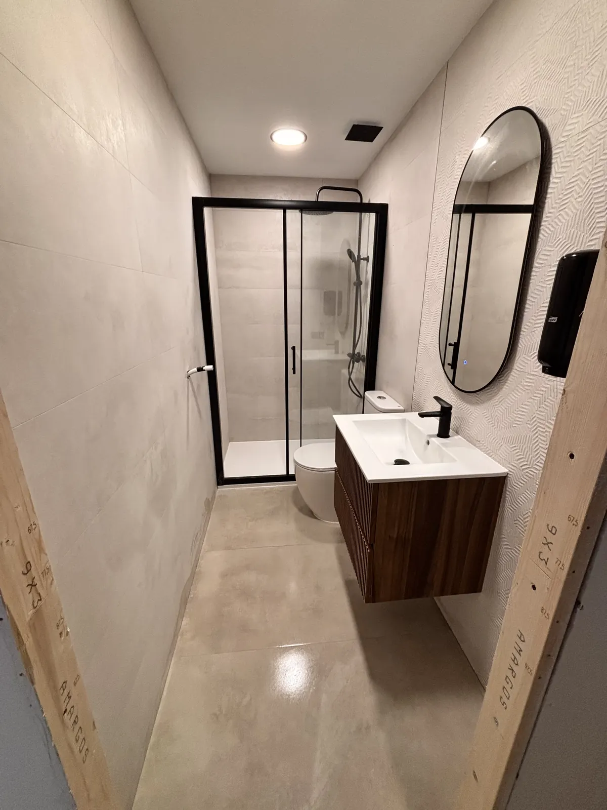 Baño terminado con acabados residenciales limpios