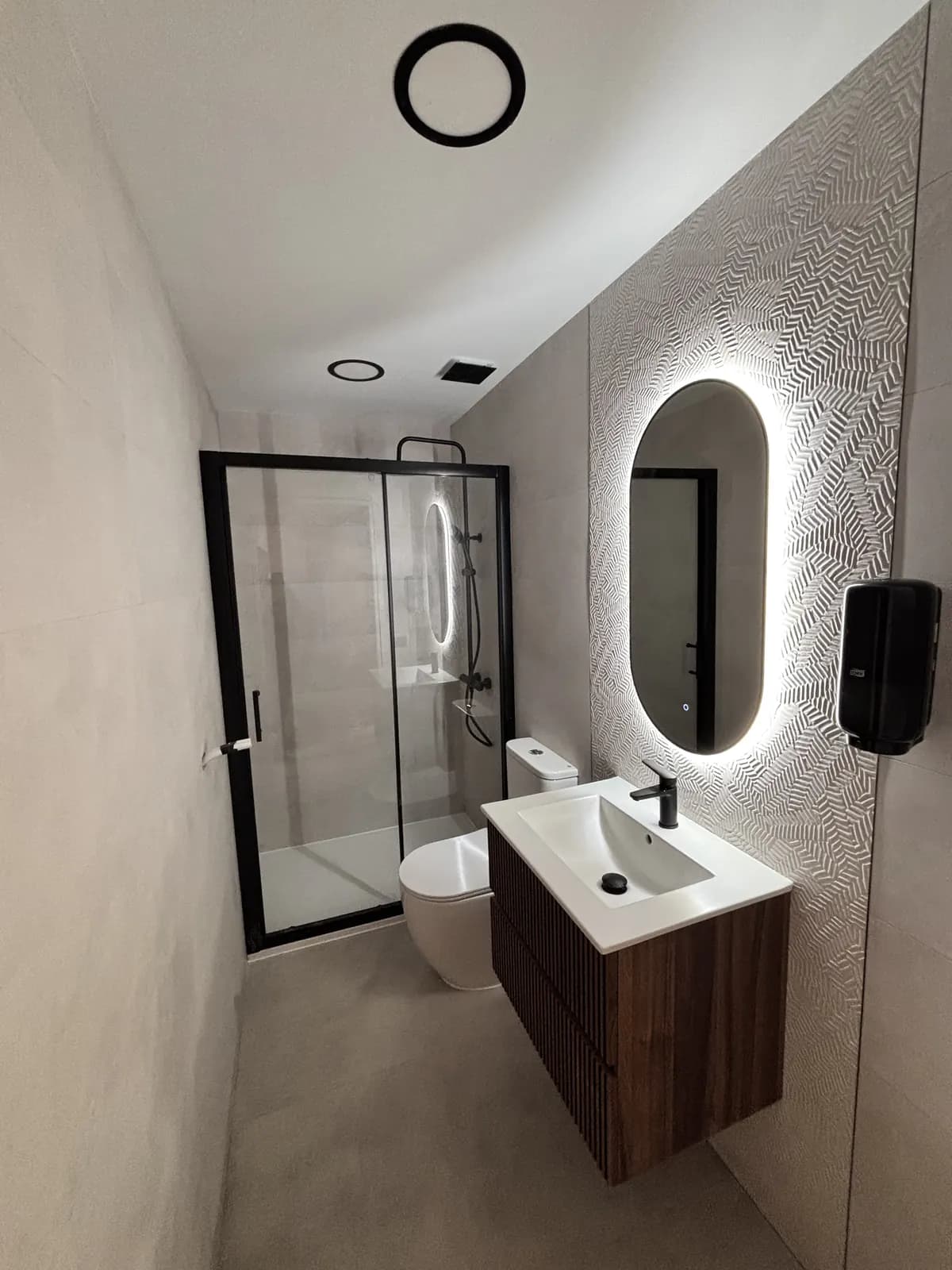 Baño terminado con iluminación encendida