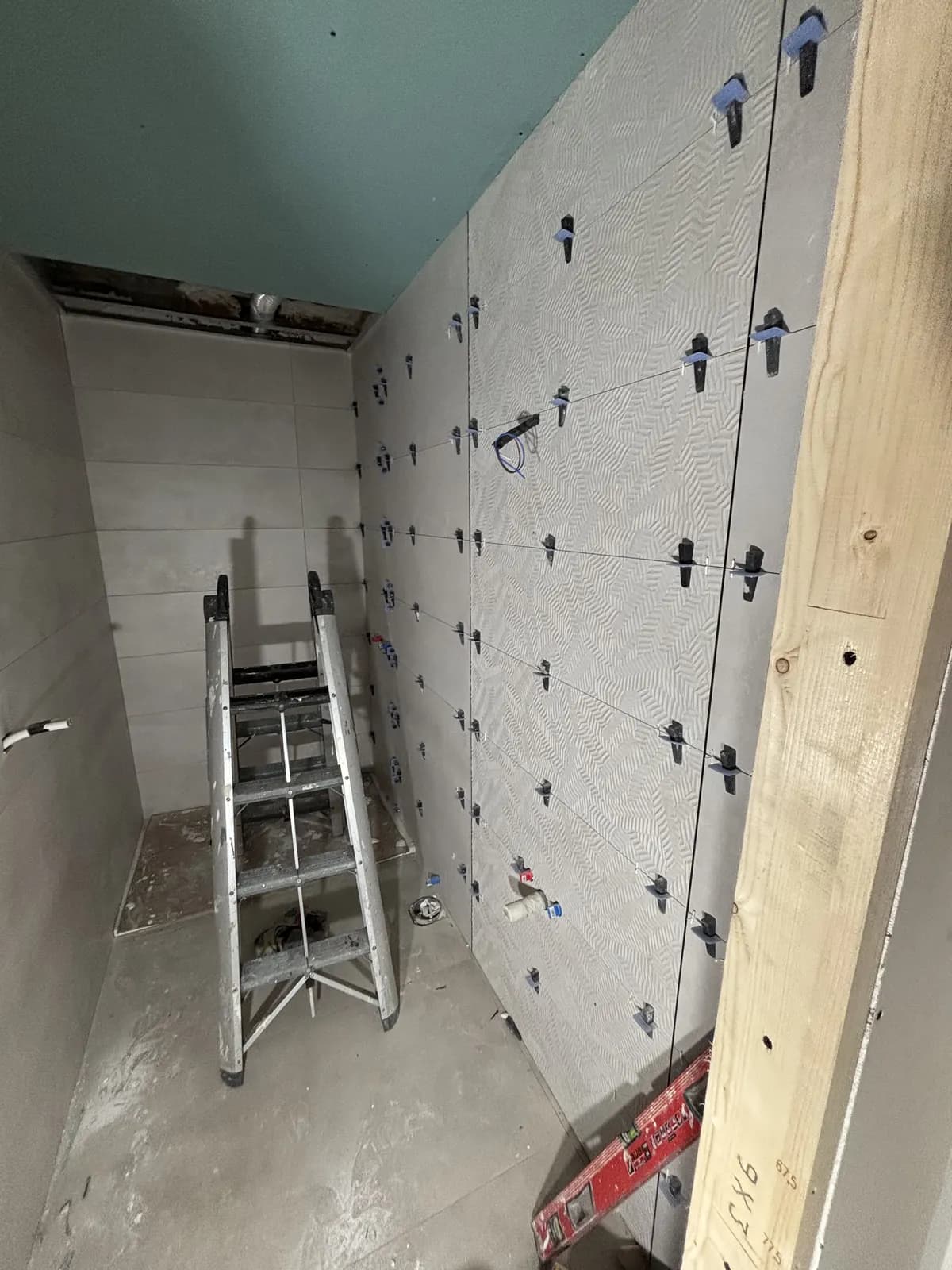 Progreso de instalación del baño en planta baja