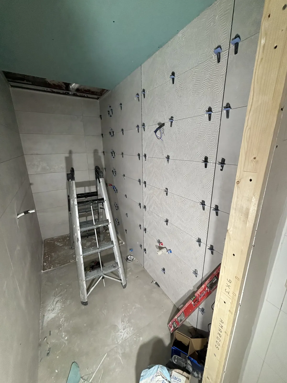 Avance de reforma del baño con acabados tomando forma
